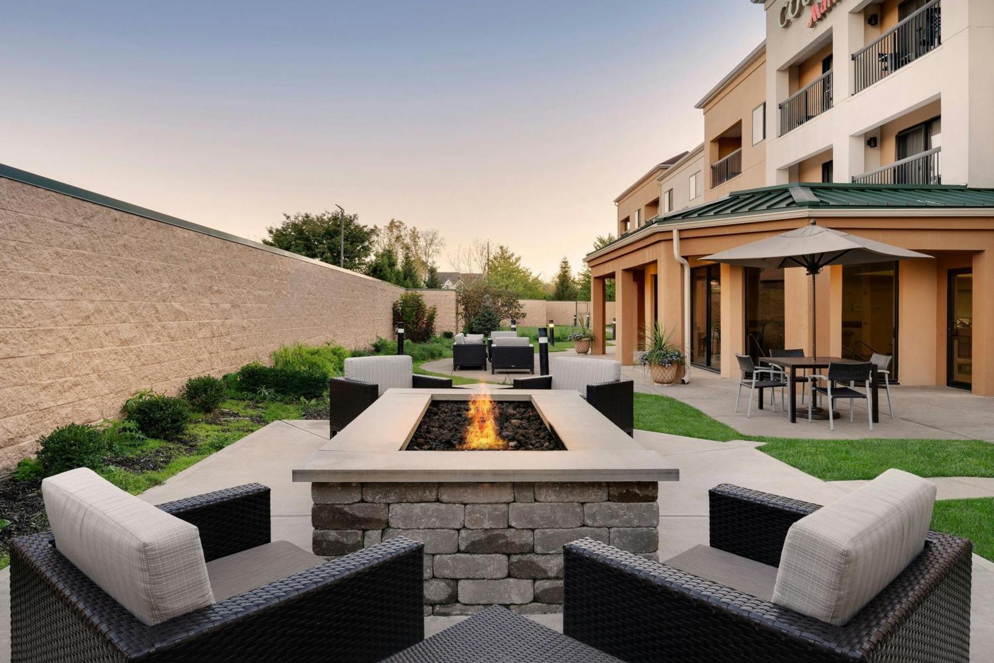 Courtyard By Marriott Indianapolis South Hotel Buitenkant foto